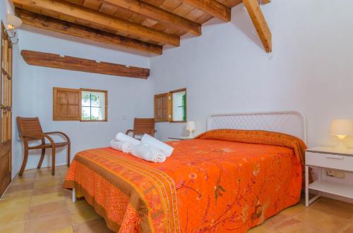 una camera da letto con un letto e due asciugamani di Sa Rota (Den Joan Porrerenc) a Montuiri