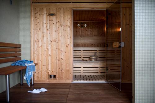 um chuveiro com uma porta de vidro na casa de banho em Château Cordeillan-Bages em Pauillac