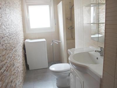 エンプリアブラバにあるMONTGRÍ 38-B CASA 1のバスルーム(トイレ、洗面台付)、窓が備わります。