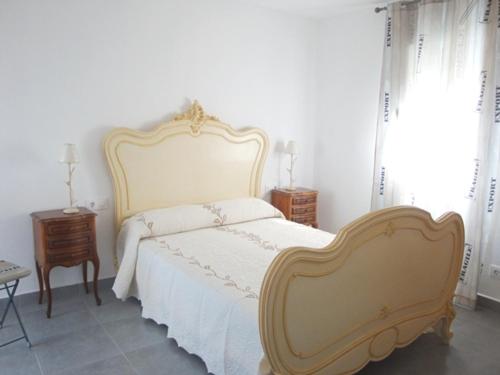 艾姆布里亞布拉瓦的住宿－MONTGRÍ 38-B CASA 1，一间卧室配有一张带白色床罩的大床