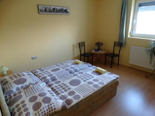 Posteľ alebo postele v izbe v ubytovaní Herkules apartman