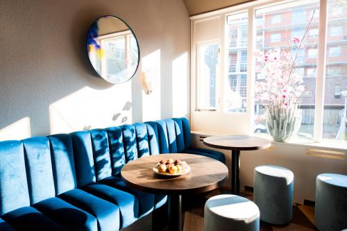 
a living room filled with furniture and a coffee table at Hotel Emma in Rotterdam
