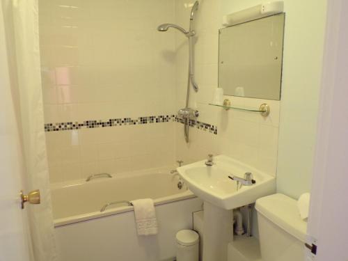 A bathroom at Shaftesbury Hotel Dundee 