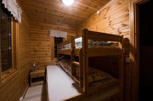 Двухъярусная кровать или двухъярусные кровати в номере Bringnes Camp