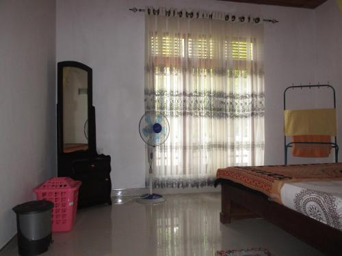 Una cama o camas en una habitación de Maneesha Guest House