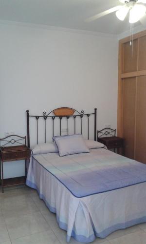 グラン・タラハルにあるPISO 3 DORMITORIOS EN GRAN TARAJAL con wifiのベッドルーム1室(大型ベッド1台、青い毛布付)