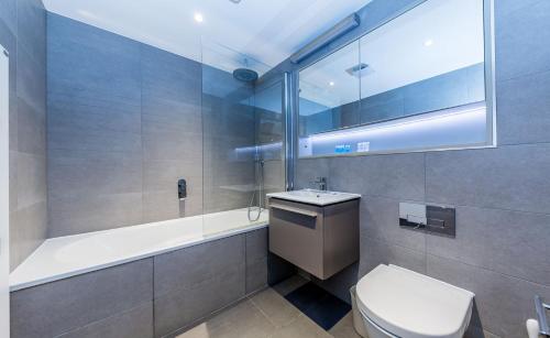 a bathroom with a toilet and a sink at Lux St James Park Apartment Central London FREE WIFI by City Stay Aparts London in London