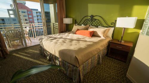 sypialnia z łóżkiem i balkonem w obiekcie Vacation Village at Bonaventure w mieście Weston