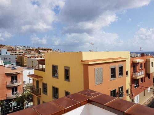- une vue depuis le toit d'un bâtiment dans l'établissement Hostal Maxorata, à Morro del Jable