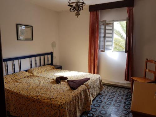 モロ・デル・ハブレにあるHostal Maxorataのベッドルーム(ベッド1台、動物の詰め物付)
