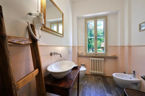 Baño con 2 lavabos y espejo en Un Petit Paradis, en Castiglione della Valle