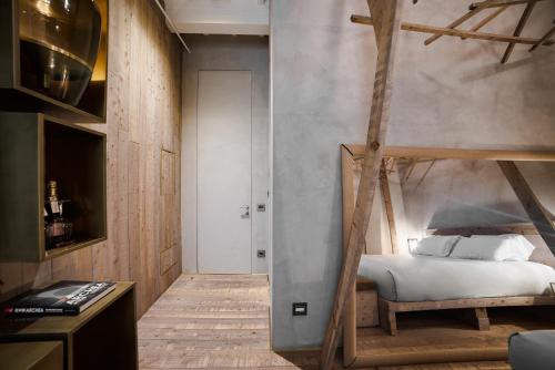 1 dormitorio con 1 cama con marco de madera en Benci House en Florencia