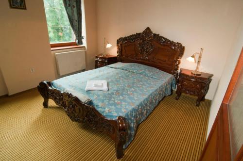 Una cama o camas en una habitación de Hotel na Kafkové