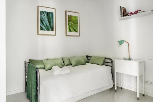 マドリードにあるAtocha Lux, by Presidence Rentalsの白いベッドルーム(緑の枕が付くベッド付)