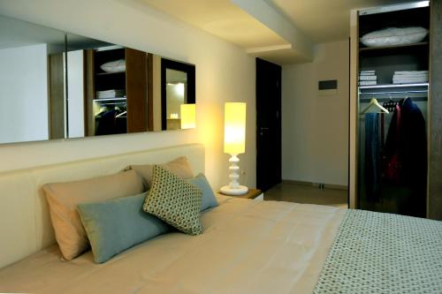 1 dormitorio con 1 cama blanca grande con almohadas en GreeceRent - ELEGANT Center, en Tesalónica