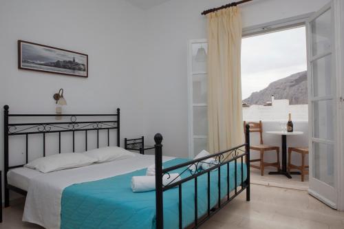una camera da letto con un letto e vista sull'oceano di Oscar Hotel a Kamari