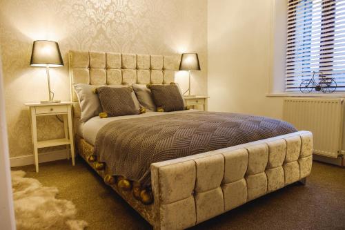 ein Schlafzimmer mit einem großen Bett mit einem großen Kopfteil in der Unterkunft St John’s Cottage – Simple2let Serviced Apartments in Halifax