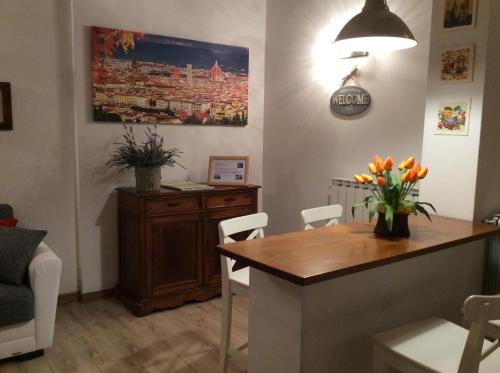 a living room with a dining room table and a desk at Casa Vacanze Ada in Fiesole