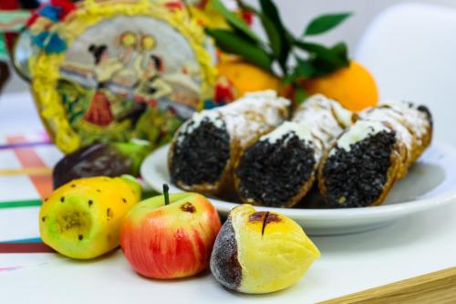a plate of food with apples and fruit on a table at Una Casa al Belvedere in Enna