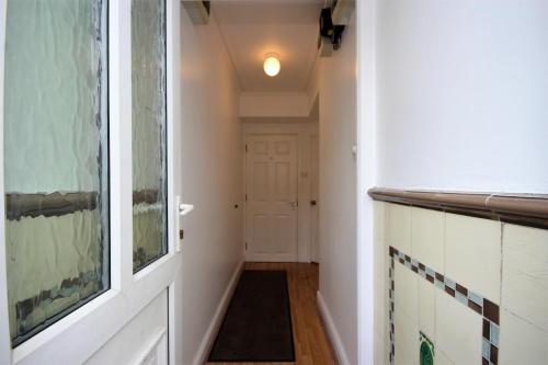 スウィンドンにあるSwindon York Place - EnterCloud9SAの敷物を敷いた廊下につながるドア付きの廊下
