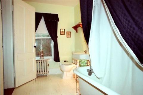 Bilik mandi di Follansbee Inn