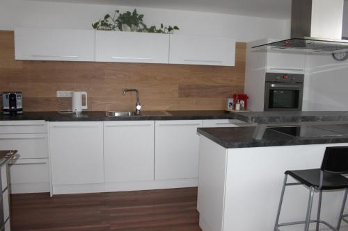 Ferienwohnung by Josef Lanzingerにあるキッチンまたは簡易キッチン