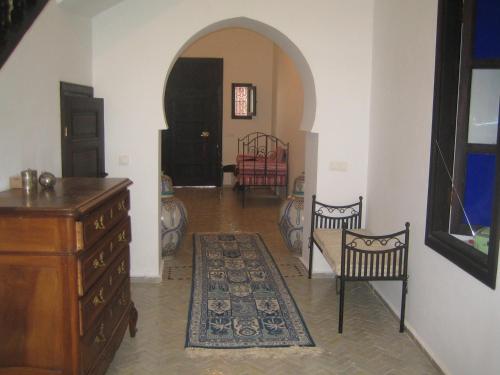 a living room with a dresser and a table and chairs at Dar Candal in Asilah