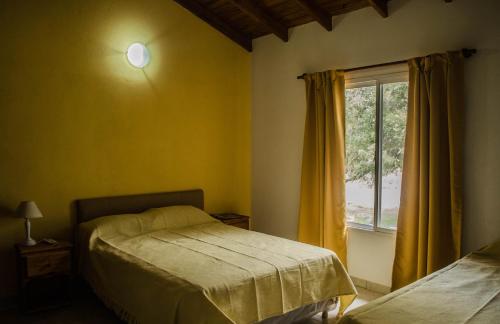 1 dormitorio con cama y ventana en Antiguo Molle en Merlo