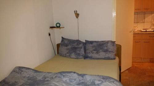 um quarto com uma cama com duas almofadas em B & B Kostelijk em Boekelo