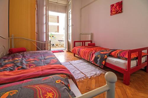 sypialnia z 2 łóżkami i oknem w obiekcie Arena Festival w Puli