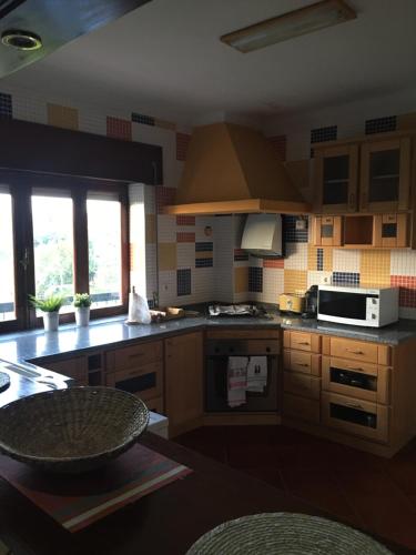 eine Küche mit Spüle und Herd Oberer Backofen in der Unterkunft DDS-Dominio das Sem&ntes in Vouzela