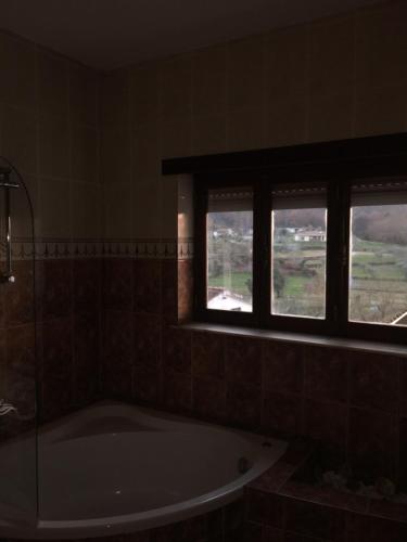 eine Badewanne im Bad mit 2 Fenstern in der Unterkunft DDS-Dominio das Sem&ntes in Vouzela