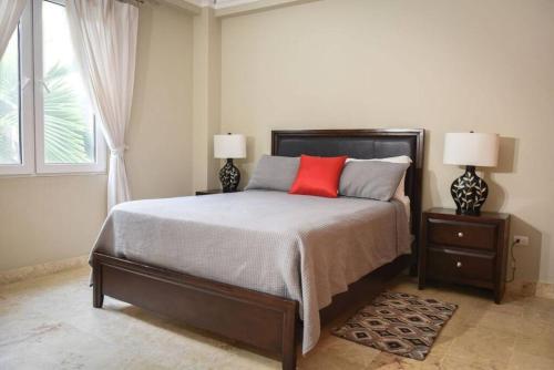 Кровать или кровати в номере Luxury Oceanview Condo 2 BR/2.5 BA