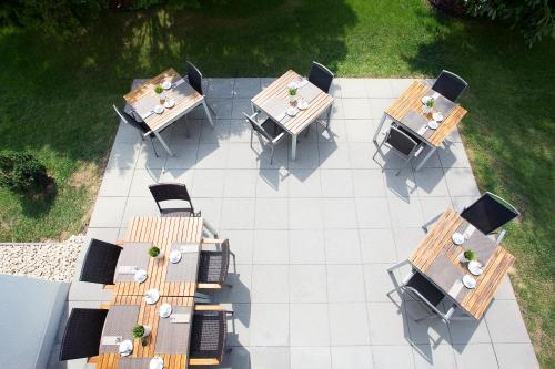 an overhead view of a patio with tables and chairs at Hotel Löwenguth in Montabaur