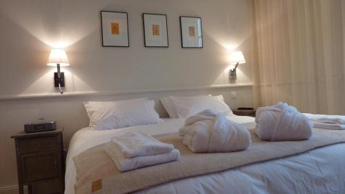 a hotel room with towels on a bed at Villa Élyane in Colmar