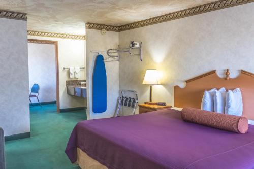 Postel nebo postele na pokoji v ubytování Guest House Inn