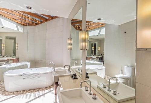 a bathroom with sinks and a large mirror at Spicers Peak Lodge in Maryvale