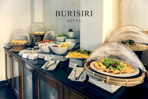Buri Siri Boutique Hotel في شيانغ ماي: بوفيه مع اطباق طعام على طاولة