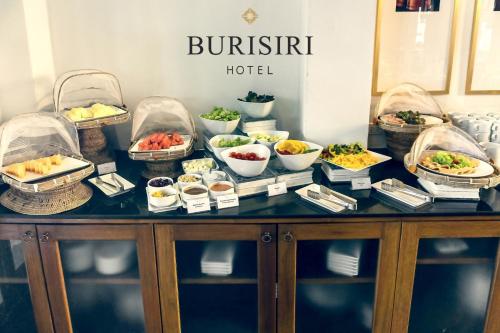 Buri Siri Boutique Hotel في شيانغ ماي: بوفيه مع أطباق الطعام على الطاولة