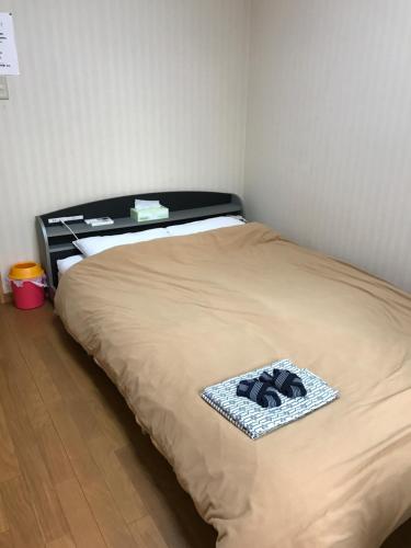直島町にある民宿竹の家のベッド(黒いヘッドボードと皿付)