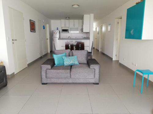 a living room with a couch and a kitchen at Apartamento con vista a Islas Ballestas in Paracas