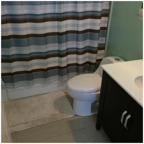 Ванная комната в CAYMANAS ESTATE TWO BEDROOM ,GATE COMMUNITY