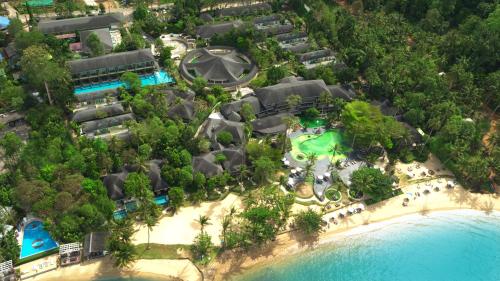 チャン島にあるMercure Koh Chang Hideawayのビーチ上のリゾートの空中ビュー