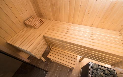 einen Ausblick über eine Holzdecke in einer Sauna in der Unterkunft Uns Droomhus in Gager