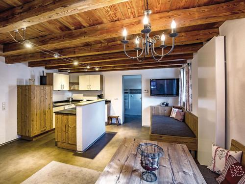 a kitchen and living room with a wooden ceiling at Troadkostn in Drasenhofen