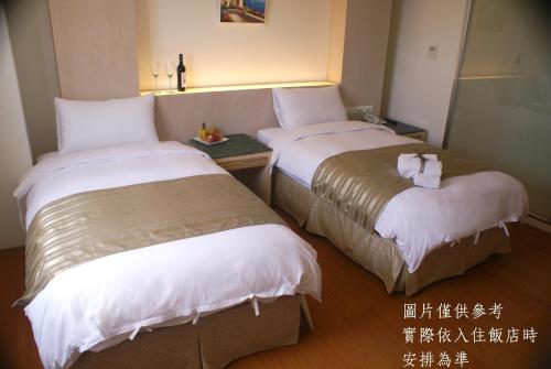 two beds in a hotel room with at Ocean Hayline Hotel in Jian