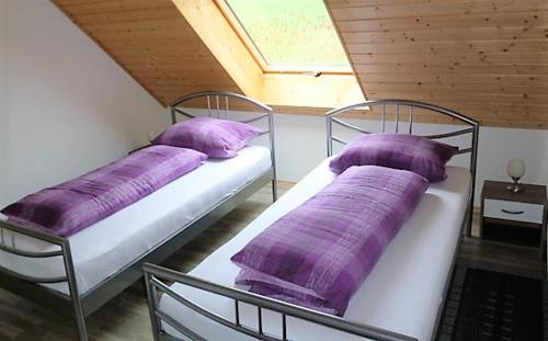 En eller flere senge i et værelse på BodenSEE Apartment Meckenbeuren Hasenwinkel