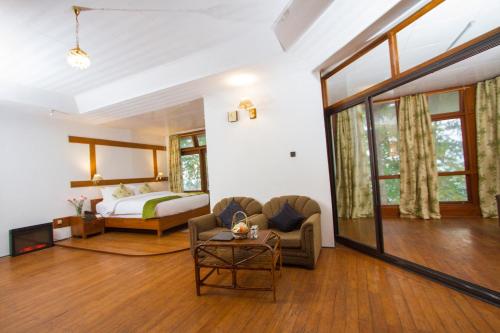 Postel nebo postele na pokoji v ubytování Niraamaya Retreats Aradura Kohima