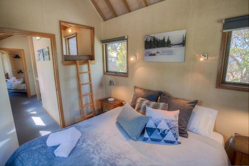 Postel nebo postele na pokoji v ubytování Sharpys Chalet