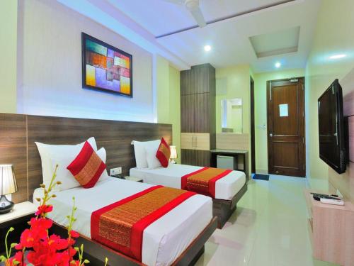 TV o dispositivi per l'intrattenimento presso Hotel Sky Rich International - Just a min walk from Karol Bagh Metro Station